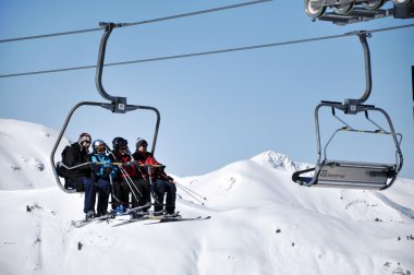 kayakçılar içinde teleferik