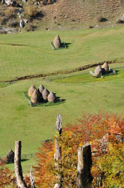 Haystacks bir vadide, sonbahar yatay