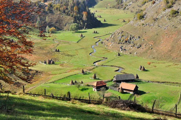 Podzimní krajina s malou vesničkou v horách — Stock fotografie