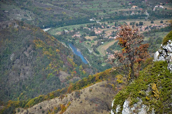 Paisaje de otoño con un pequeño pueblo en las montañas —  Fotos de Stock