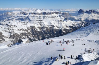 Dolomitlerde kayak merkezi