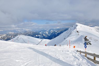 Pist üzerinde kayak kayakçı