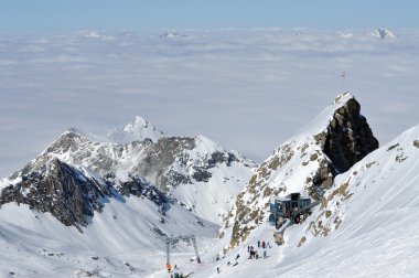 Pist üzerinde kayak kayakçı
