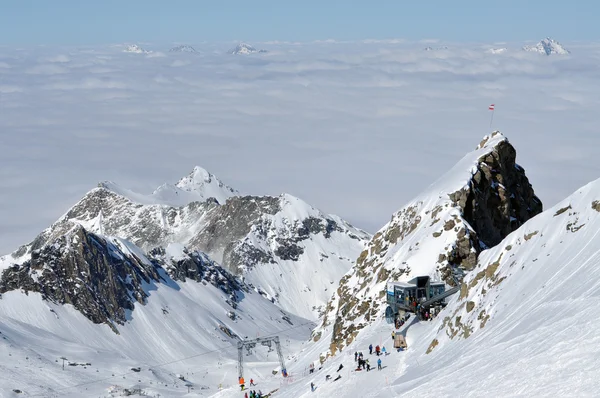 Skifahrer auf der Piste — Stockfoto