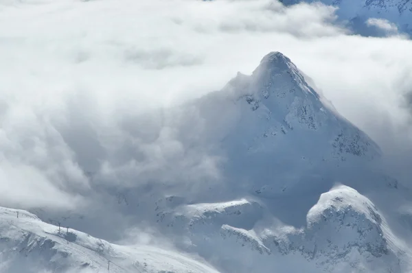 Hiver dans les Alpes avec des nuages au-dessus des montagnes — Photo
