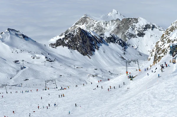 Skifahrer auf der Piste — Stockfoto