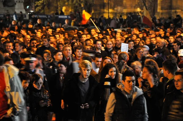 루마니아의 총리, 빅터 폰에 항의 하는 사람들 — 스톡 사진