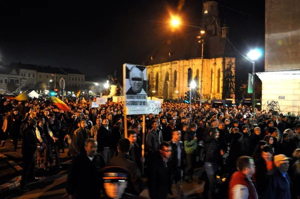 As pessoas protestam contra o Primeiro-Ministro da Roménia, Victor Ponta — Fotografia de Stock