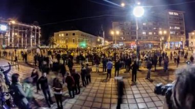 Zaman atlamalı 15.000 kişi Romanya Cumhurbaşkanı adayı Victor Pont karşı protesto
