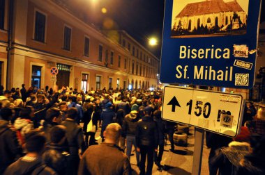 Bir sokak protesto sırasında insan kalabalığı