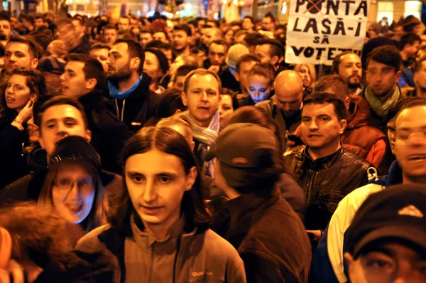 Bir sokak protesto sırasında insan kalabalığı — Stok fotoğraf