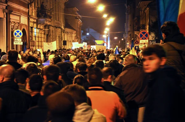 Multitud de personas durante una protesta callejera — Foto de Stock