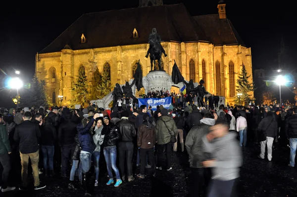 Bir sokak protesto sırasında insan kalabalığı — Stok fotoğraf