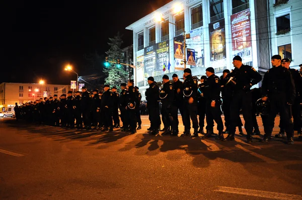 Policía antidisturbios en alerta contra manifestantes antigubernamentales — Foto de Stock
