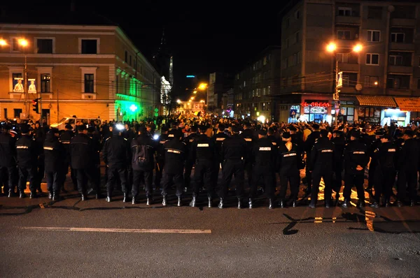 Riot police in alert against anti-government protesters — Stock Photo, Image