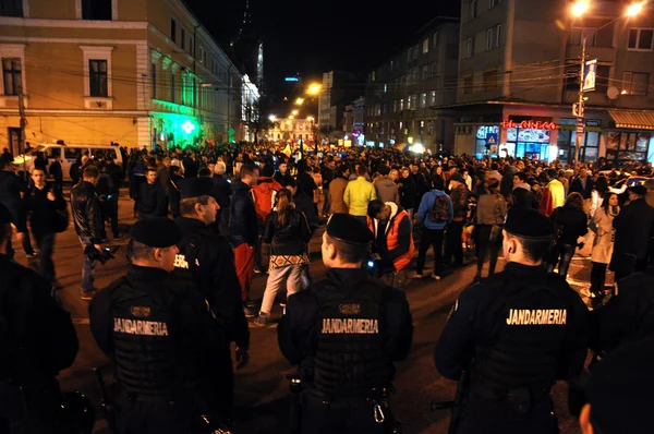 Policía antidisturbios en alerta contra manifestantes antigubernamentales — Foto de Stock