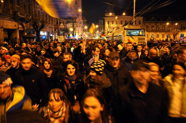 Multitud de personas durante una protesta callejera — Foto de Stock