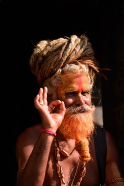 Olan dreadlocks ve Pashupatinath boyalı yüzüne sadhu adam