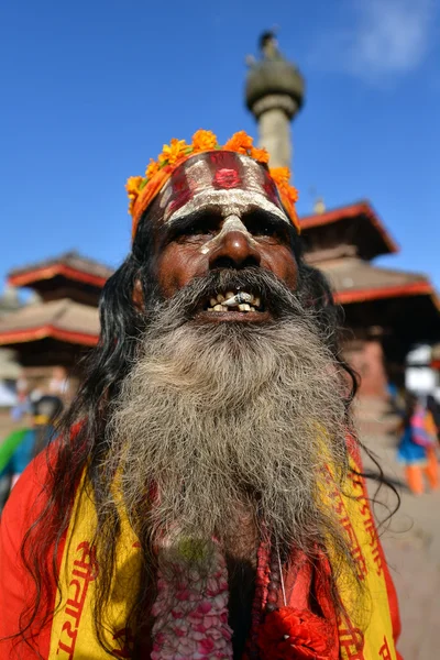 Sadhu człowiek palenia ziół w Kathmandu — Zdjęcie stockowe