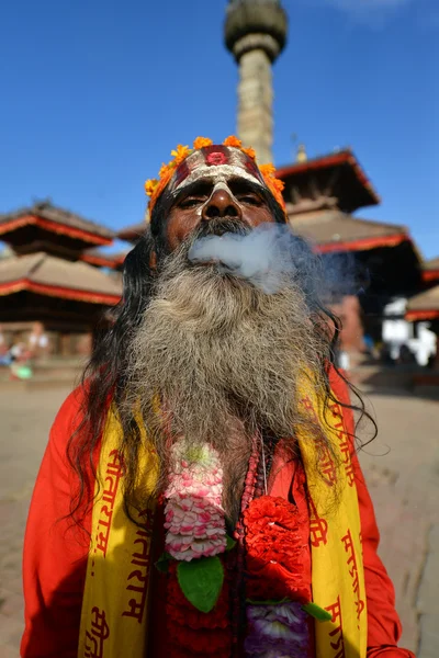 Sadhu człowiek palenia ziół w Kathmandu — Zdjęcie stockowe