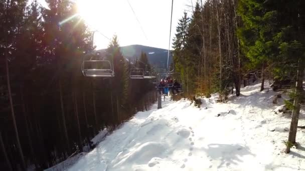 Wyciąg narciarski w ośrodku narciarskim Bukovel, Ukraina — Wideo stockowe