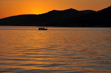 Deniz Günbatımı ile gemi silueti