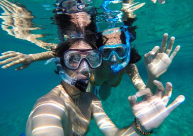 Maldivler'de şnorkel Çift