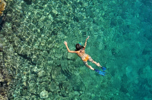 Žena, šnorchlování na ostrov Phi Phi, Phuket, Thajsko — Stock fotografie