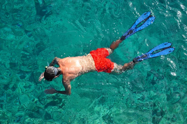 Man snorkling på Phi Phi Island, Phuket, Thailand — Stockfoto