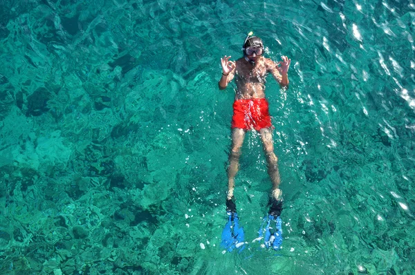 Άνθρωπος, κολύμβηση με αναπνευστήρα στο νησί Phi Phi, Πουκέτ, Ταϊλάνδη — Φωτογραφία Αρχείου