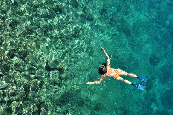 Kvinnan snorkling på Phi Phi Island, Phuket, Thailand — Stockfoto