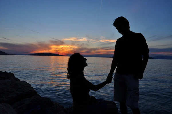 Ρομαντικό ζευγάρι σιλουέτα πάνω από την θάλασσα ηλιοβασίλεμα φόντο — Φωτογραφία Αρχείου