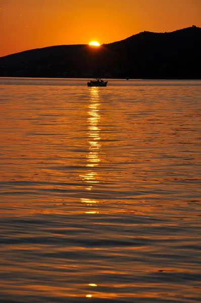Havet solnedgång med båt siluett — Stockfoto