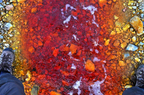 Roter verschmutzter Wasserstrom in Geamana, Rumänien — Stockfoto