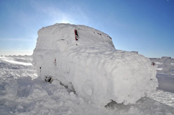 Vehículo cubierto de nieve en la ventisca de invierno — Foto de Stock