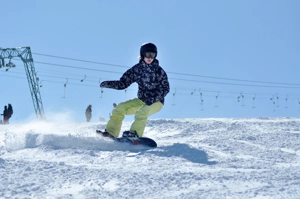 Snowboarder snowboarding on the piste — Stock Photo, Image