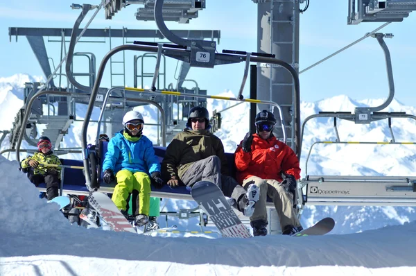 Les skieurs montent avec un téléski dans une station de ski — Photo