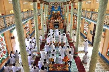 Vietnam'da dua Cao Dai din taraftarları