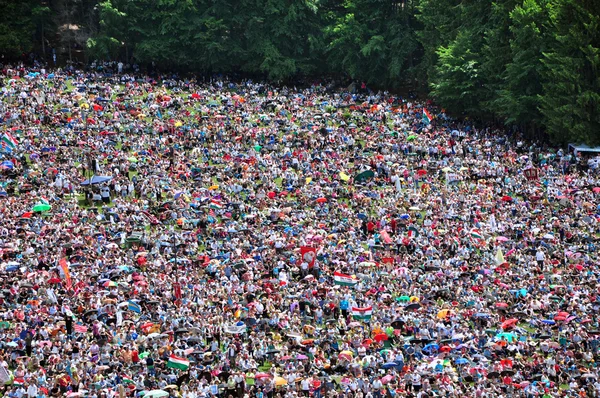 Katholische pilger feiern pentecost in szeklerland, roma — Stockfoto