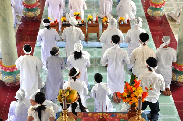 Aderentes à religião Cao Dai orando no Vietnã — Fotografia de Stock