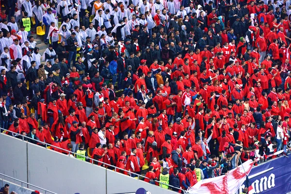 Rumunské fotbalové fanoušky na stadionu — Stock fotografie