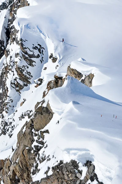 Declive off-piste nos Alpes — Fotografia de Stock