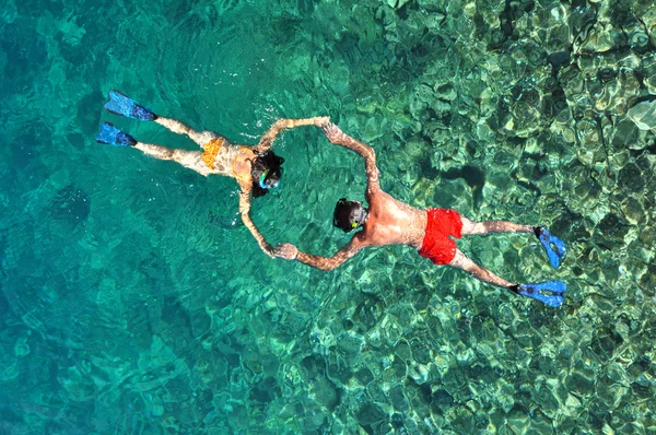 Couple romantique plongée en apnée dans l'île de Phi Phi, Thaïlande Photos De Stock Libres De Droits