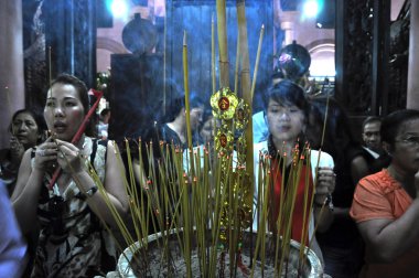 Vietnamca insanlar tütsü sopa için tanrılara sunan