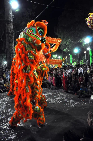 Dračí tanec během Tet Lunární Nový rok ve Vietnamu — Stock fotografie