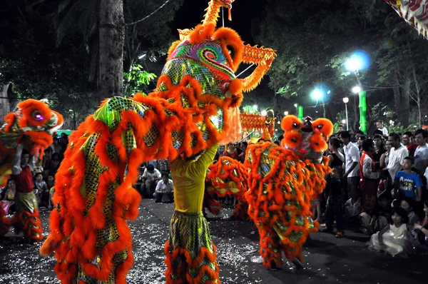 Dragon dance tijdens de Tet Lunar New Year in Vietnam — Stockfoto