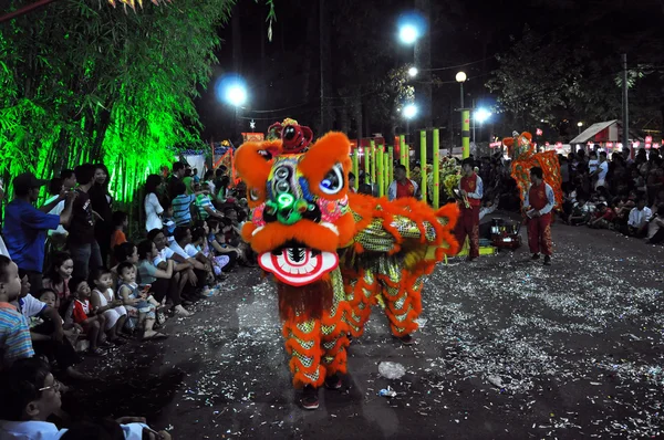 Танец дракона во время Tet Lunar New Year во Вьетнаме — стоковое фото