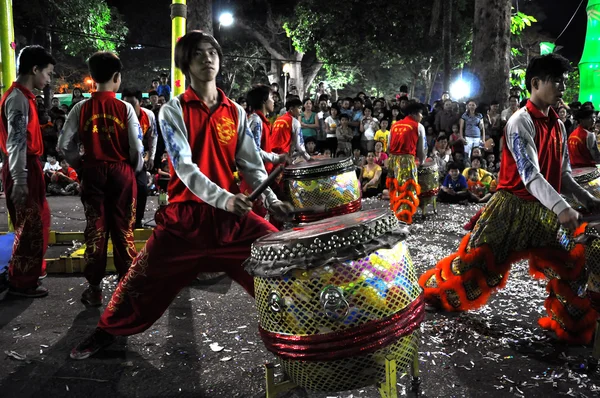 Muzikanten spelen op drums tijdens de Tet Lunar New Year in Saig — Stockfoto