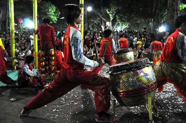 Музыканты играют на барабанах во время Tet Lunar New Year в Сайге — стоковое фото