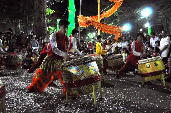 Musikerna spelar på trummor under Tet Lunar New Year i Saig — Stockfoto